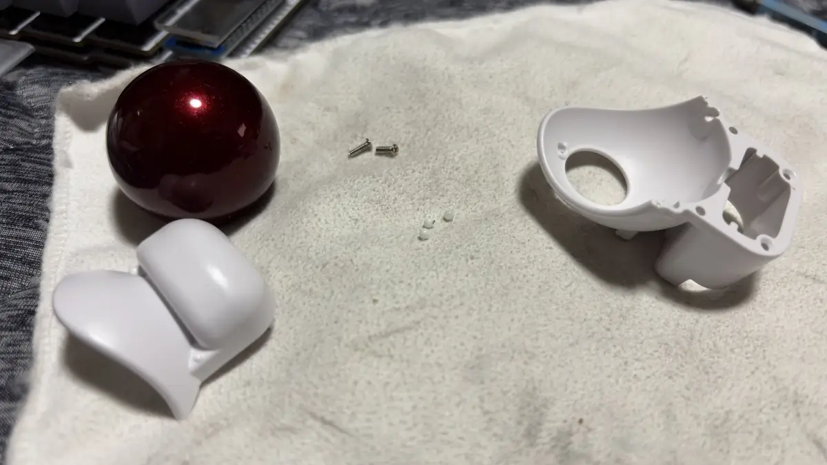 KeyBall44のトラックボールと周辺パーツを掃除している様子