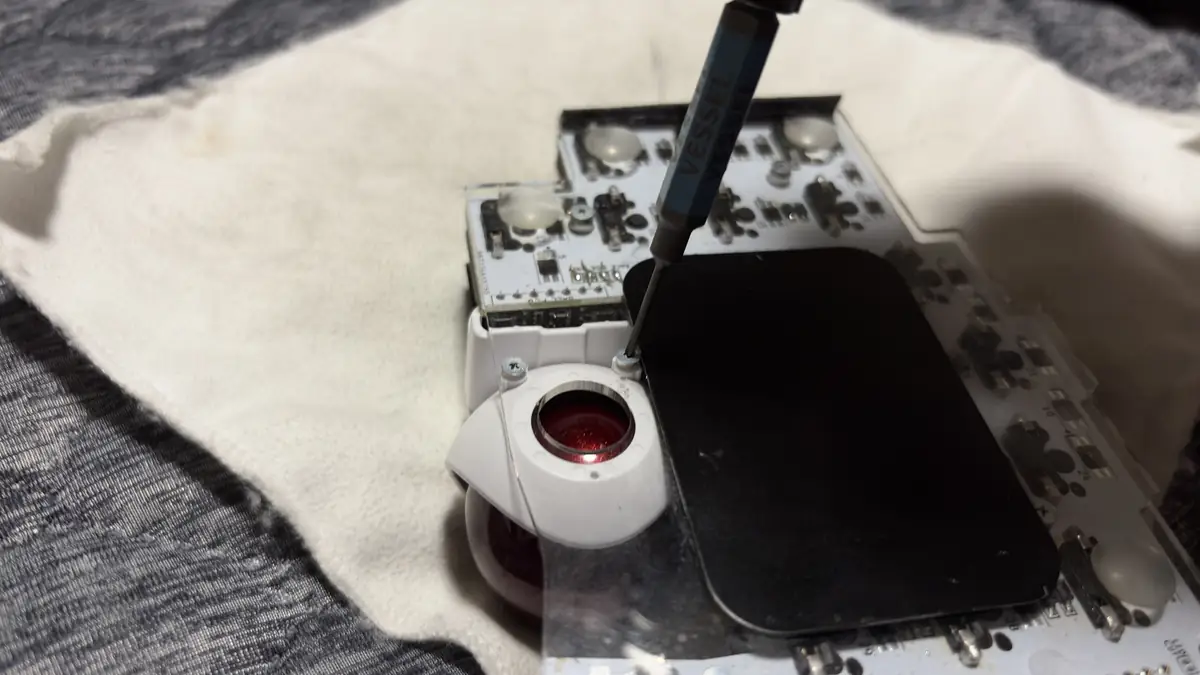 KeyBall44のメンテナンスを終え、組み上げている様子