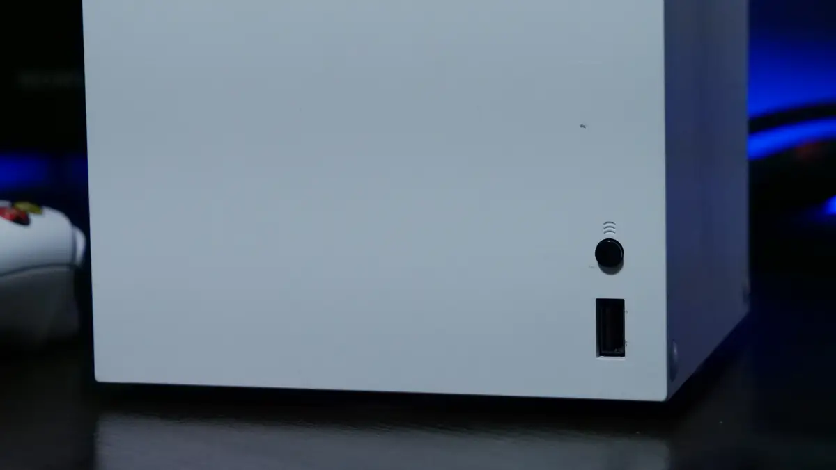 Xbox Series Xの全面にあるUSBポート ペアリングボタン