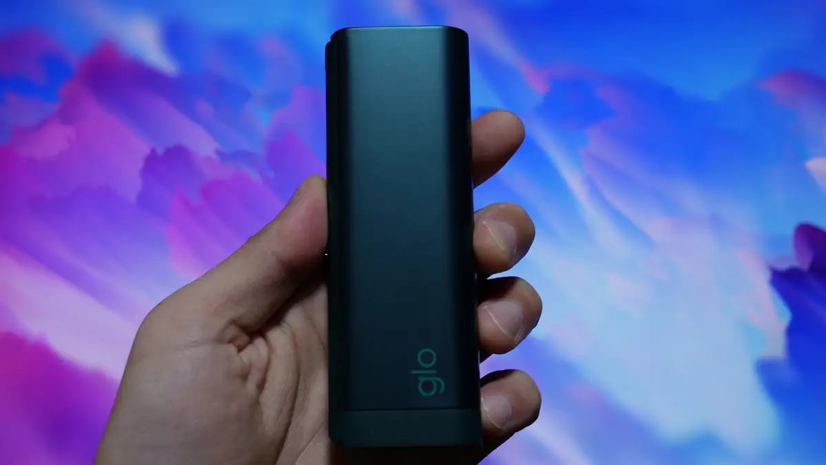glo Hilo Plus エメラルドを手に持った様子