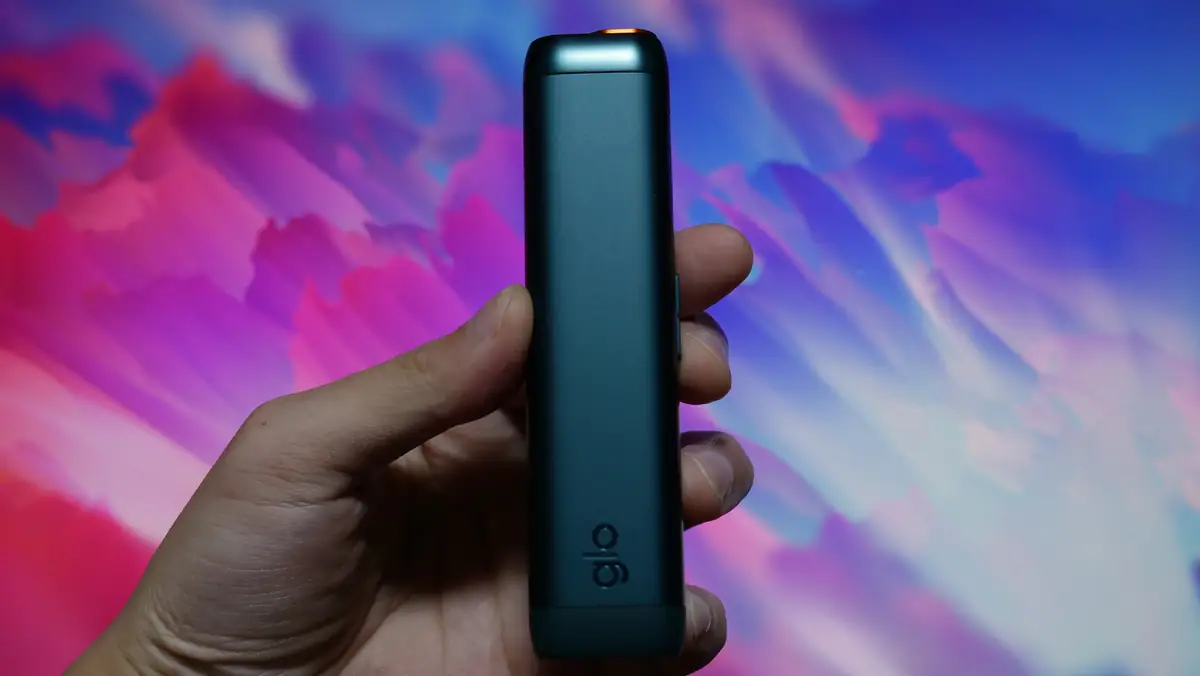 glo Hilo エメラルドを手に持った様子
