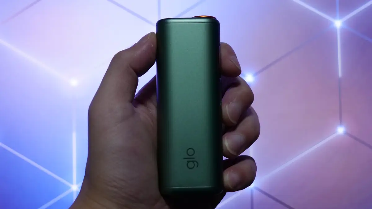 glo Hyper pro+（グロー・ハイパー・プロ・プラス）を手に持った様子 実際のサイズ感