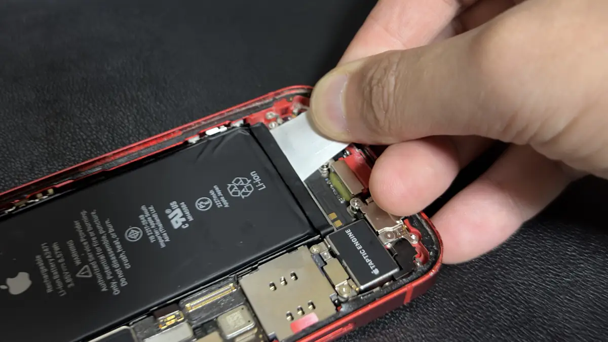 iPhone 12 mini プルタブを引っ張って外している様子