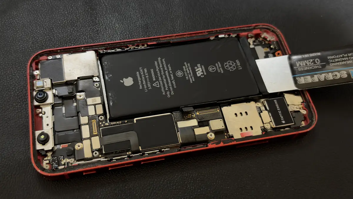 iPhone 12 mini 古いバッテリーの取り外し ヘラで持ち上げている様子