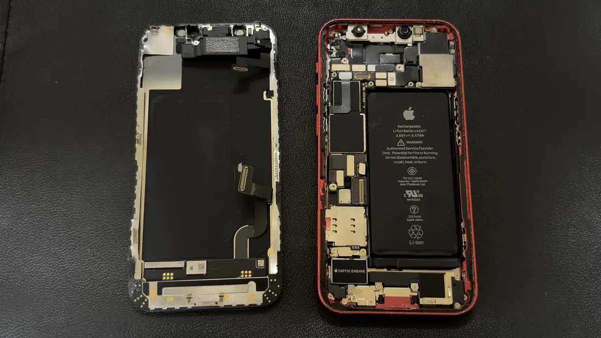 iPhone 12 mini 画面とボディを分離している様子