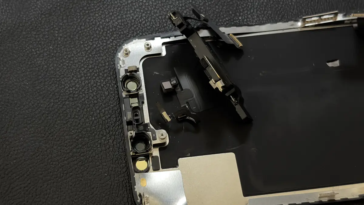 iPhone 12 mini フロントセンサーを取り外している様子