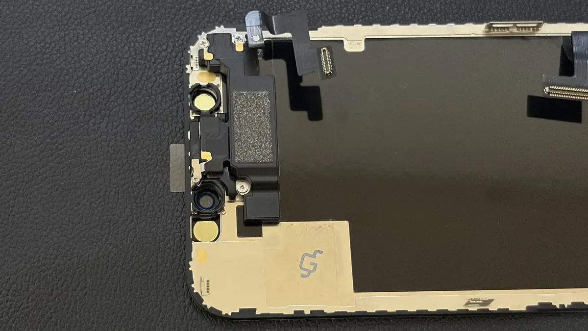 iPhone 12 mini 新しいディスプレイにフロントセンサーを移植している様子