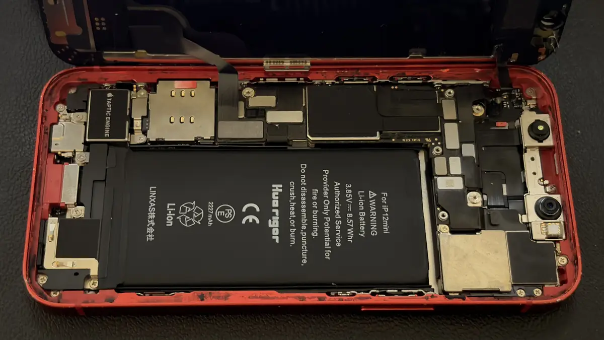 iPhone 12 mini 動作確認のためにケーブルを接続している状態