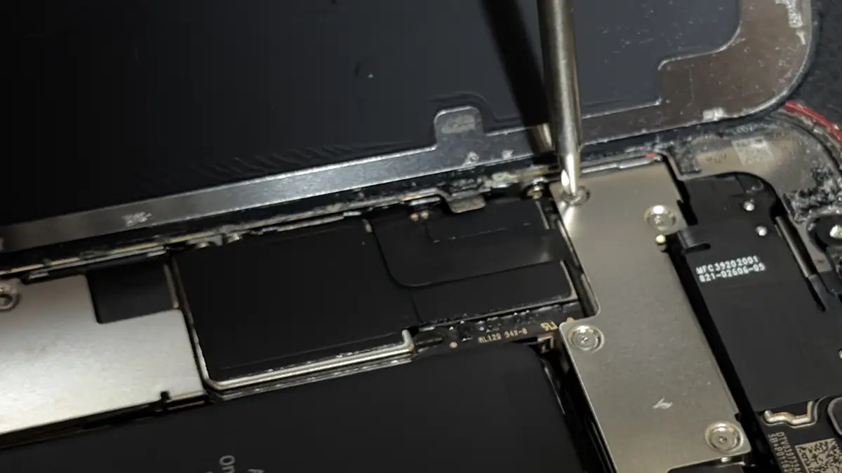 iPhone 12 mini 分解修理後にコネクタカバーを取り付けている様子
