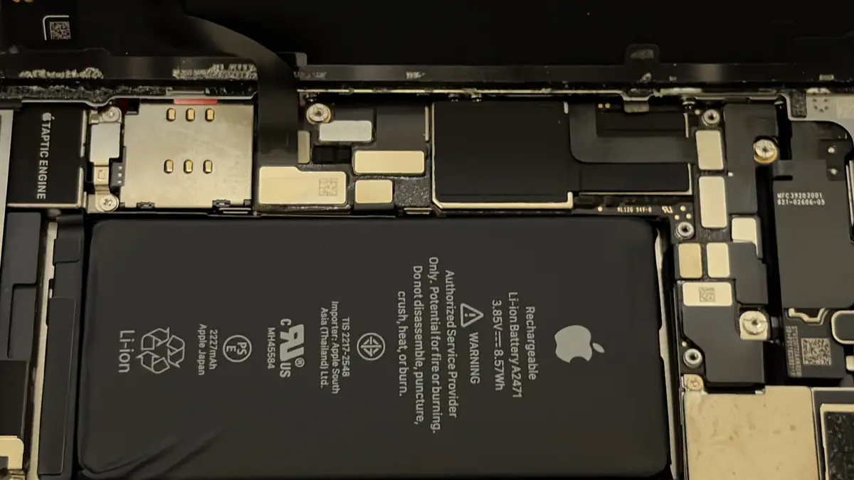 iPhone 12 mini コネクタカバーを取り外した状態