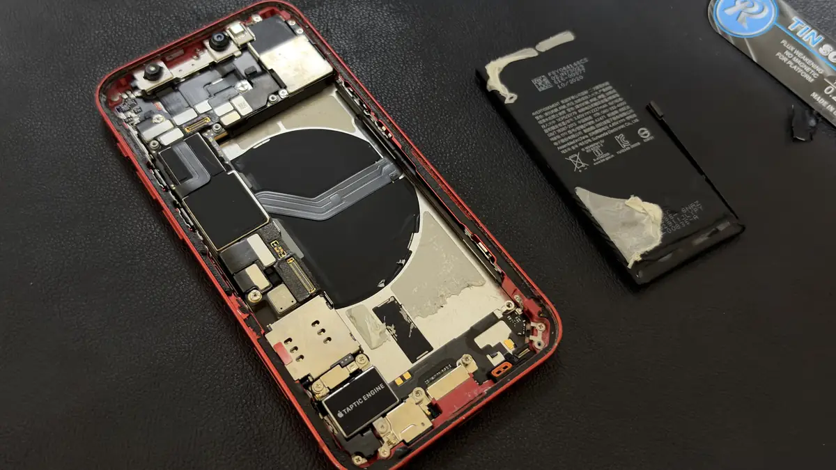 iPhone 12 mini 古いバッテリーを取り外した状態