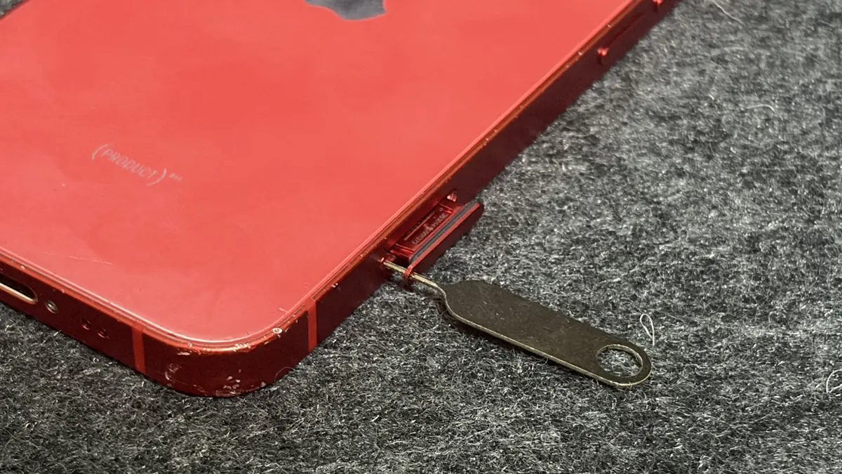 iPhone 12 mini SIMカードトレイを取り外している様子