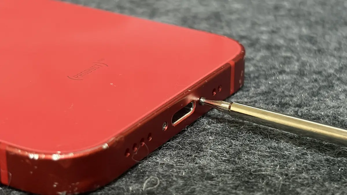 iPhone 12 mini ペンタローブネジを取り外している様子