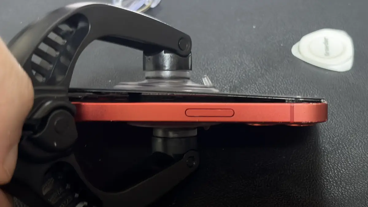 iPhone 12 mini オープナーを使って画面を開口している様子