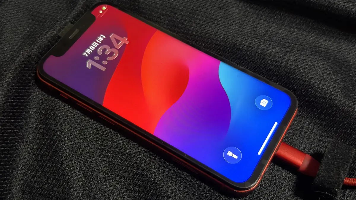 iPhone 12 mini 分解修理後に動作確認している様子