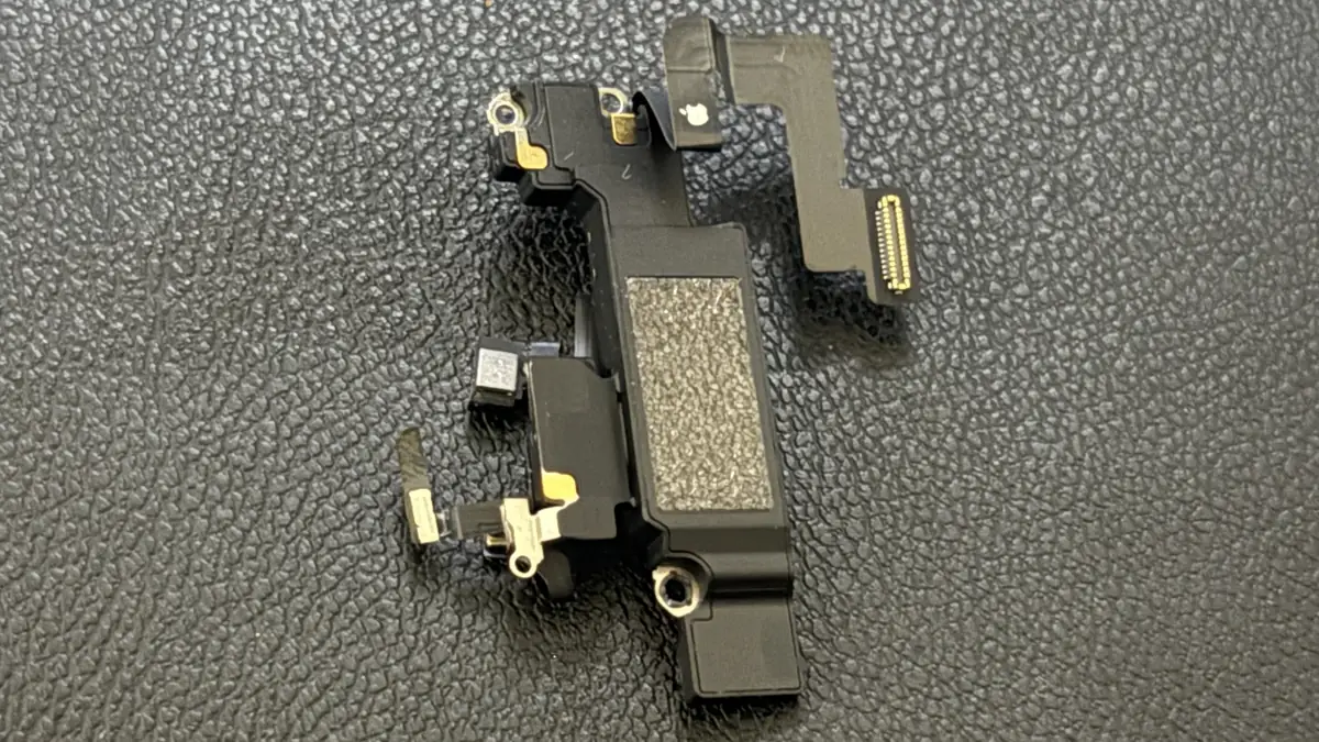 iPhone 12 mini 取り外したTrueDepthカメラ(フロントセンサー)