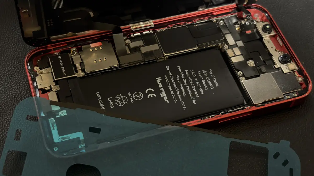 iPhone 12 mini 新しい防水テープを張り付けている様子