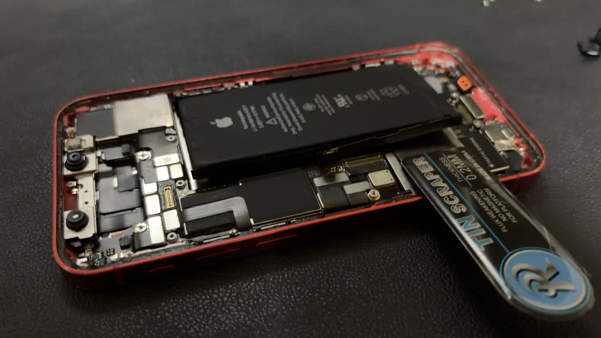iPhone 12 mini 古いバッテリーの取り外し方 持ち上げている様子