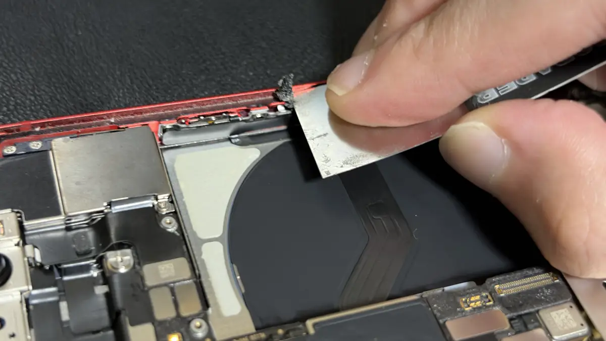 iPhone 12 mini 古い防水テープ (粘着テープ)を剥している様子