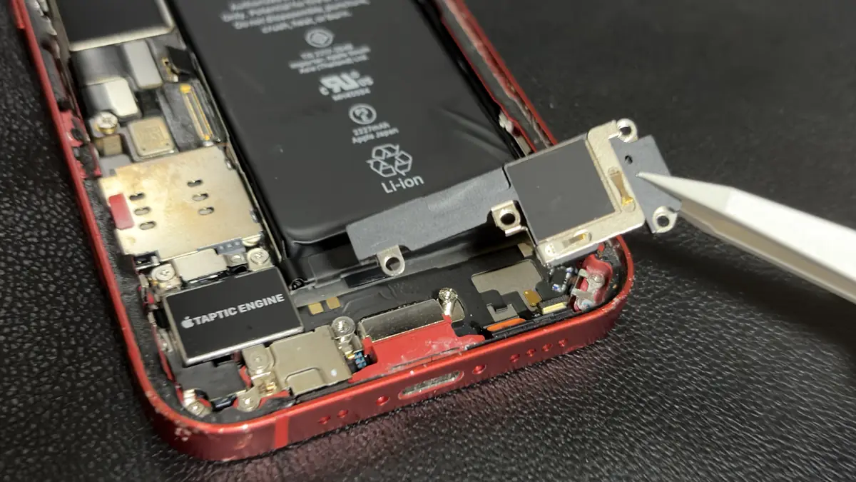 iPhone 12 mini バッテリーを取り外しやすくするためにスピーカーを外している様子