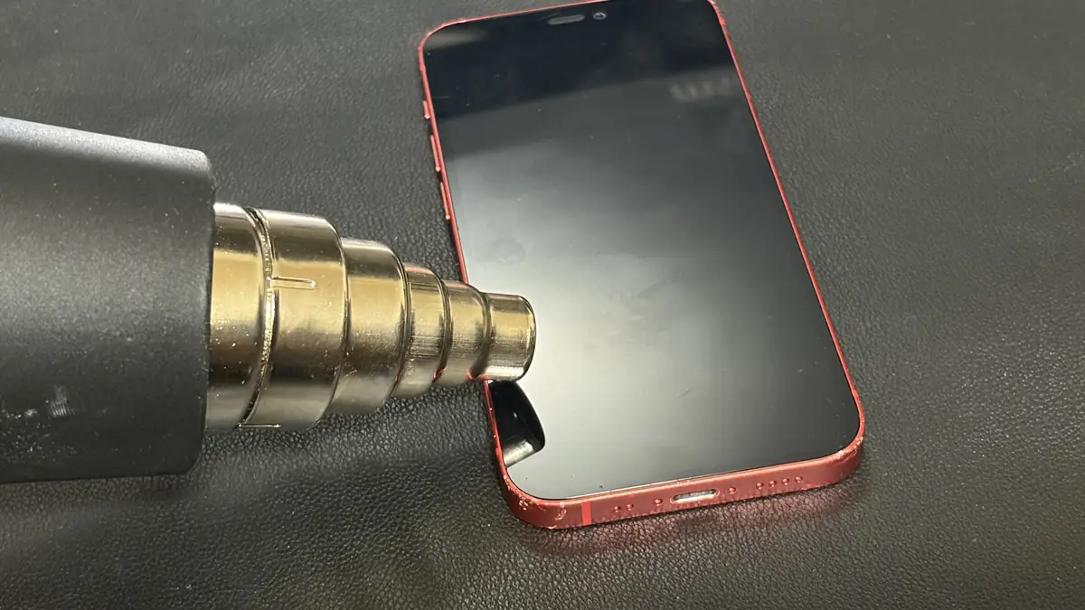 iPhone 12 mini ヒートガンで温めている様子