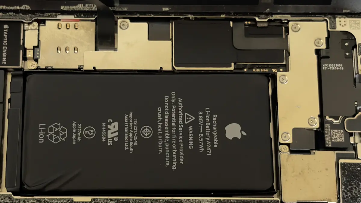 iPhone 12 mini 画面を開口直後の様子