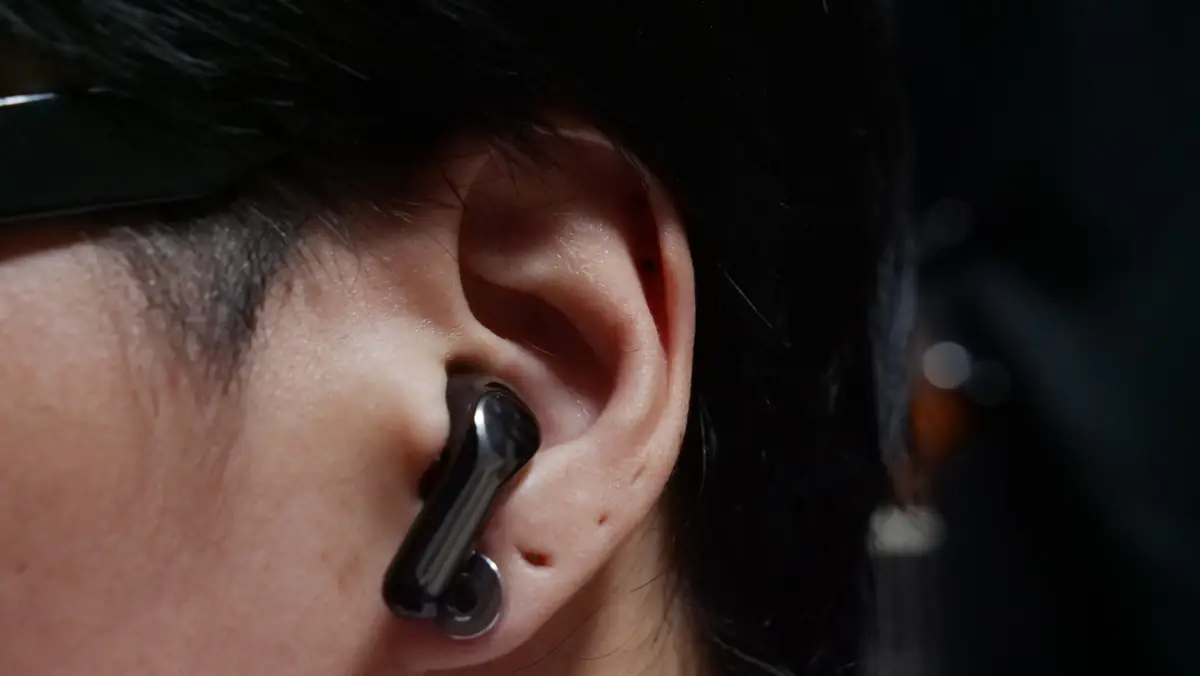 SOUNDPEATS Air6 HSを耳に装着している様子 装着時の見た目