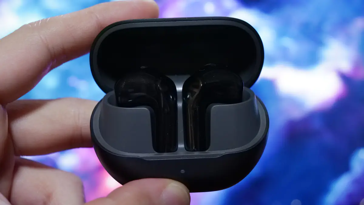 SOUNDPEATS Air6 HS イヤホン本体を充電ケースに収納している様子