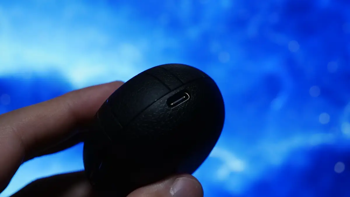 SOUNDPEATS C30 充電用のUSB-C端子