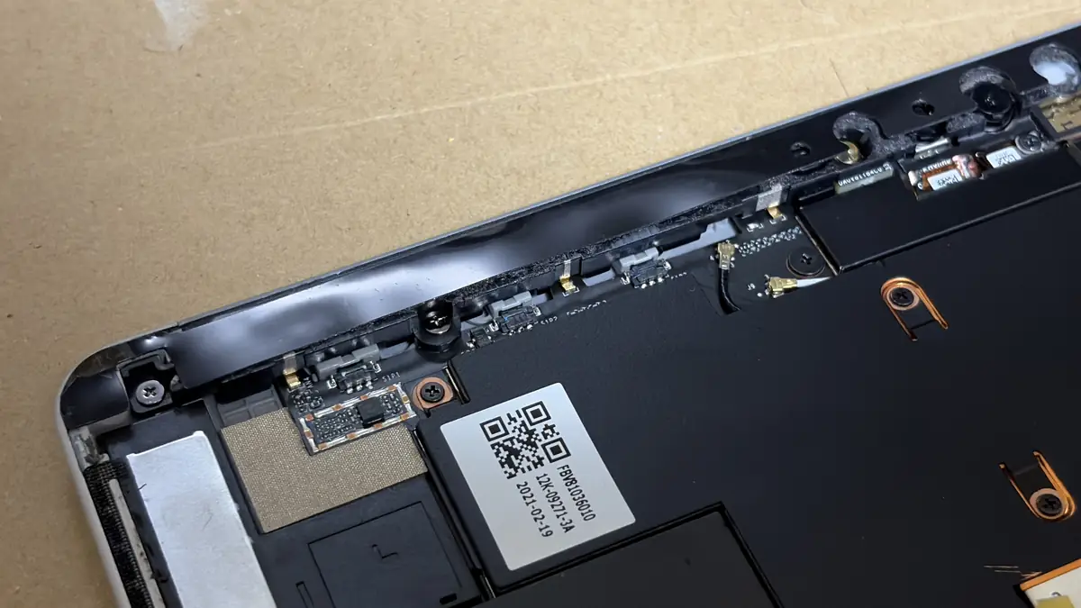Surface Go2 ディスプレイとバッテリーの交換修理 粘着テープを張り付けている様子