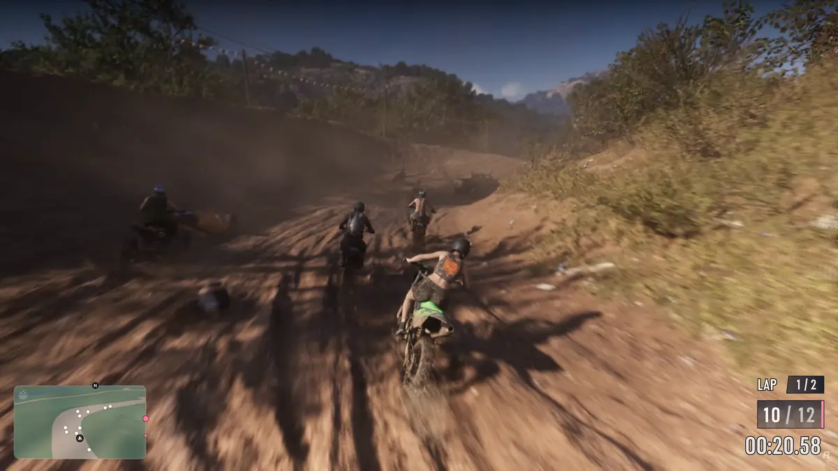 GTA6 オフロードバイクでレースしている様子