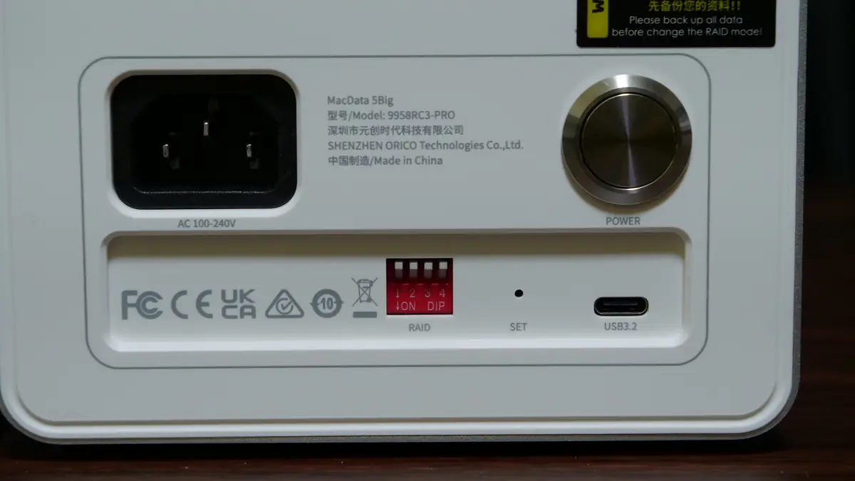 ORICO IT-9958RC3 PRO 背面のDIPスイッチと電源ボタン USB-C端子