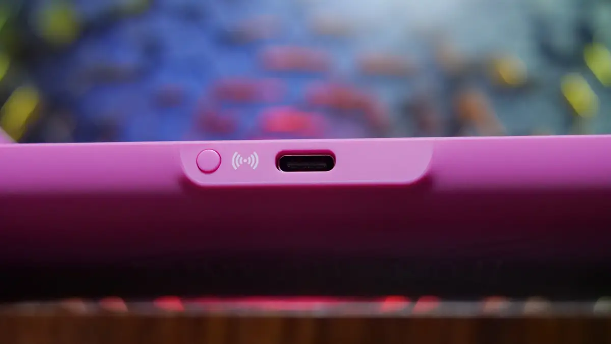 GameSir G8+ Fortnite Edition 充電端子とペアリングボタン