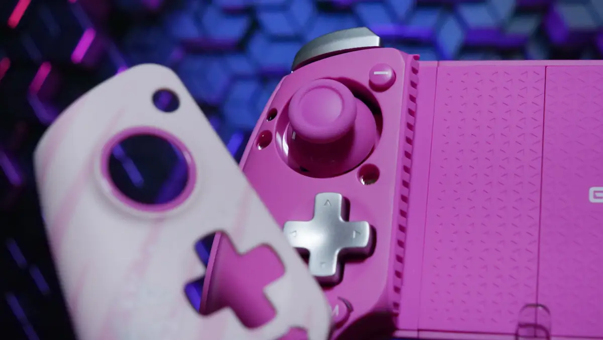 GameSir G8+ Fortnite Edition スティックを交換するためにフェイスプレートを取り外している様子