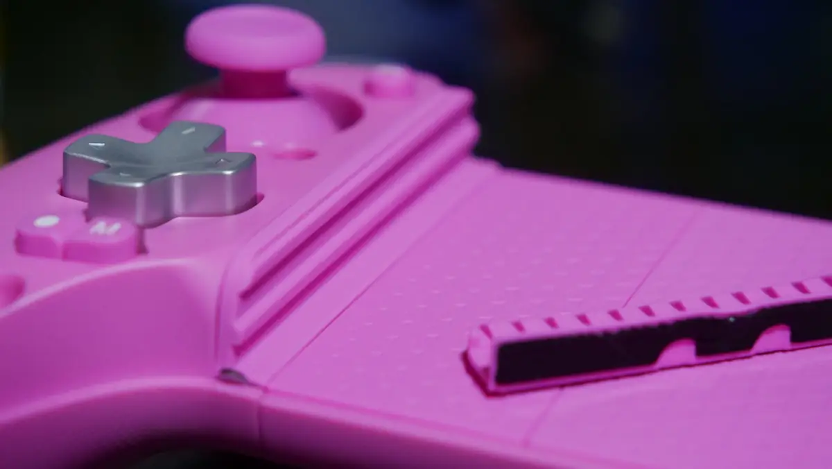 GameSir G8+ Fortnite Edition 付属のシリコンクッションに交換している様子