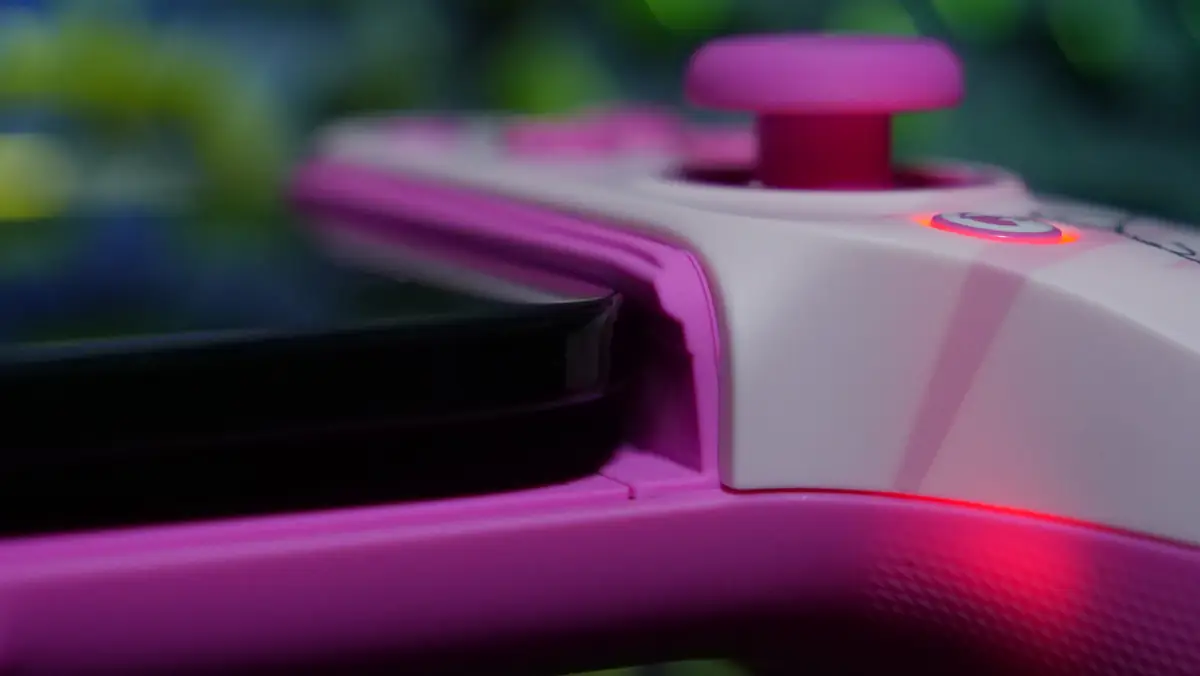 GameSir G8+ Fortnite Edition クッションの交換後にiPhone Airを装着している様子
