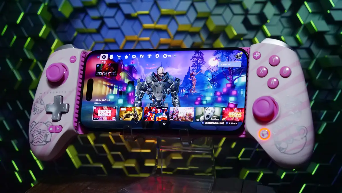 GameSir G8+とiPhone Airを接続し、Fortnite Edition Fortniteをプレイしている様子