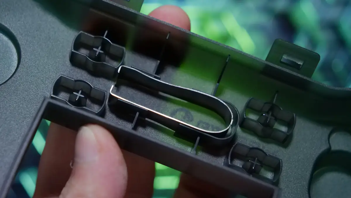 GameSir X5 Lite for Xbox Fortnite Edition ケースに付属するボタンクリップ