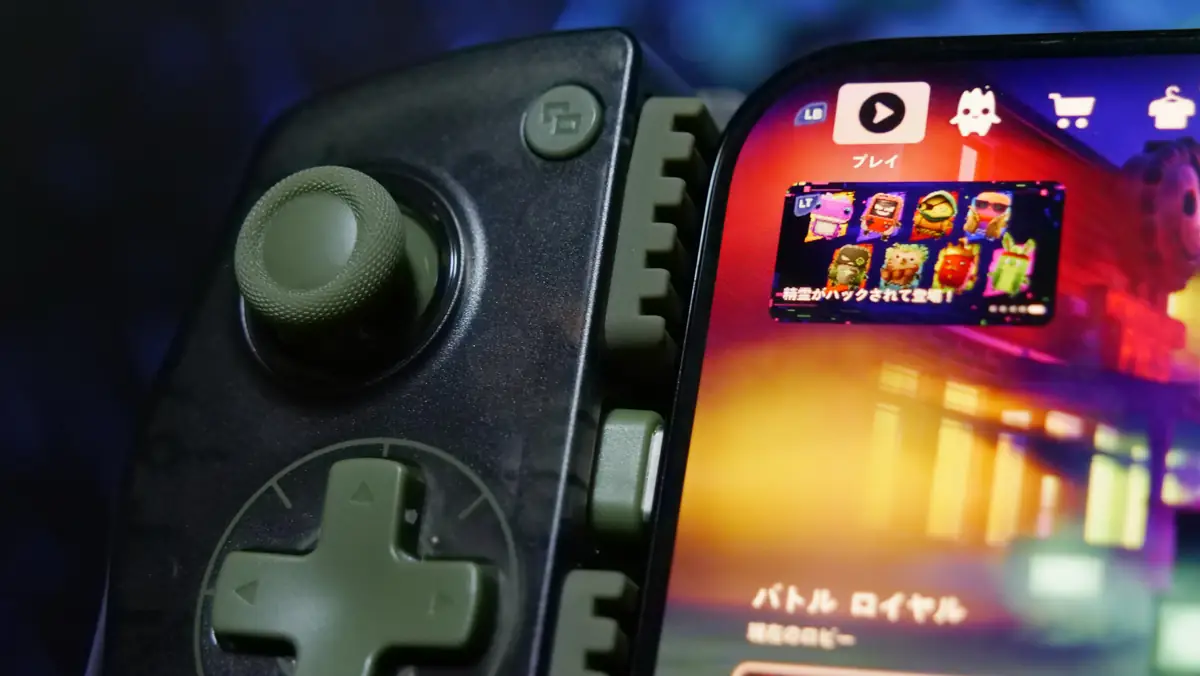 GameSir X5 Lite Fortnite Edition ジャストフィットのクッションを装着している様子