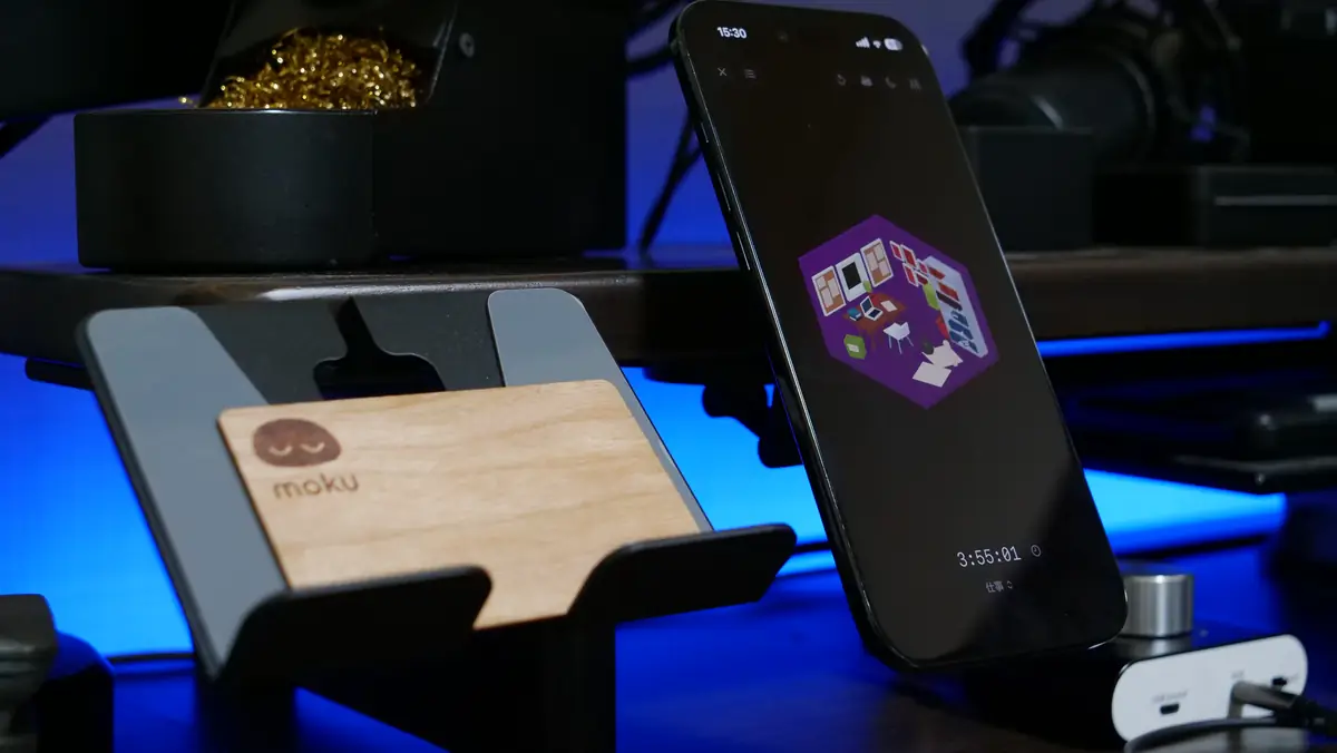 mokuカードとmokuアプリを使用中のiPhone